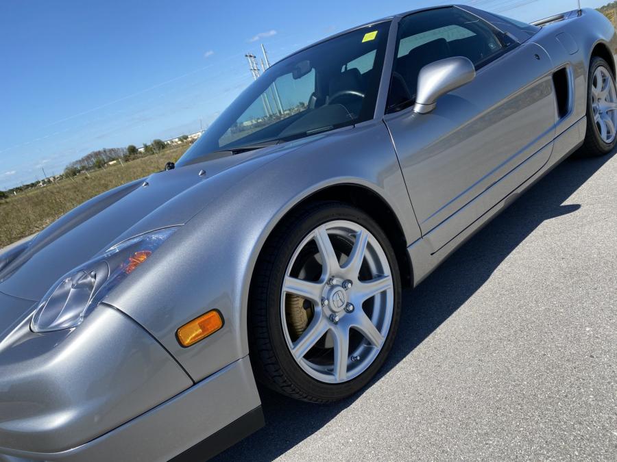 Детали экстерьера Acura NSX-T 2004 года  (фото 22 из 121)